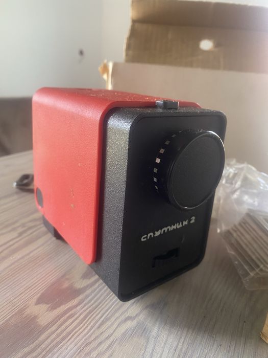 Rzutnik do slajdów Sputnik 2 ruski rosyjcki slajdy projektor prl