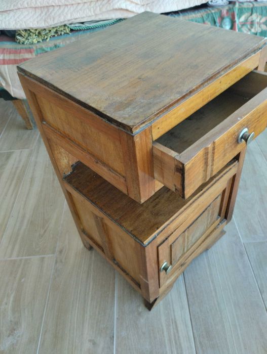 Mesa de cabeceira antiga