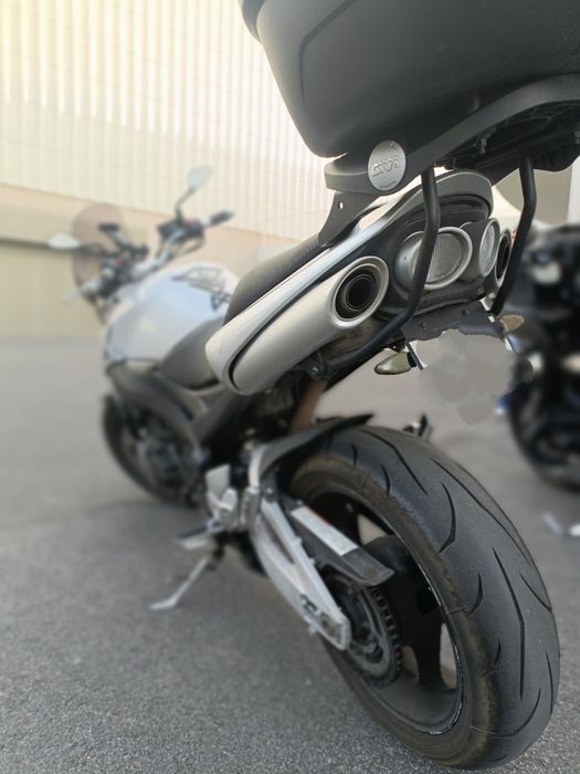 Suzuki GSR 600 - Estilo Naked