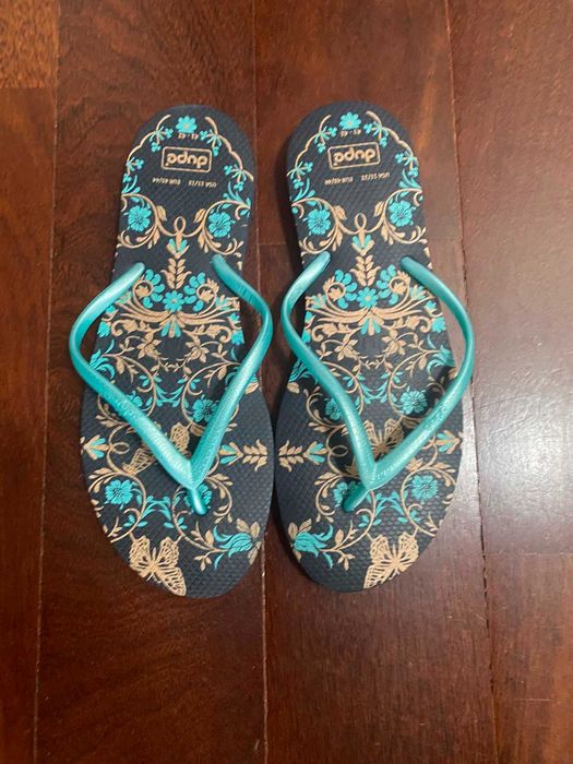 Chinelos azuis com estampas de flores