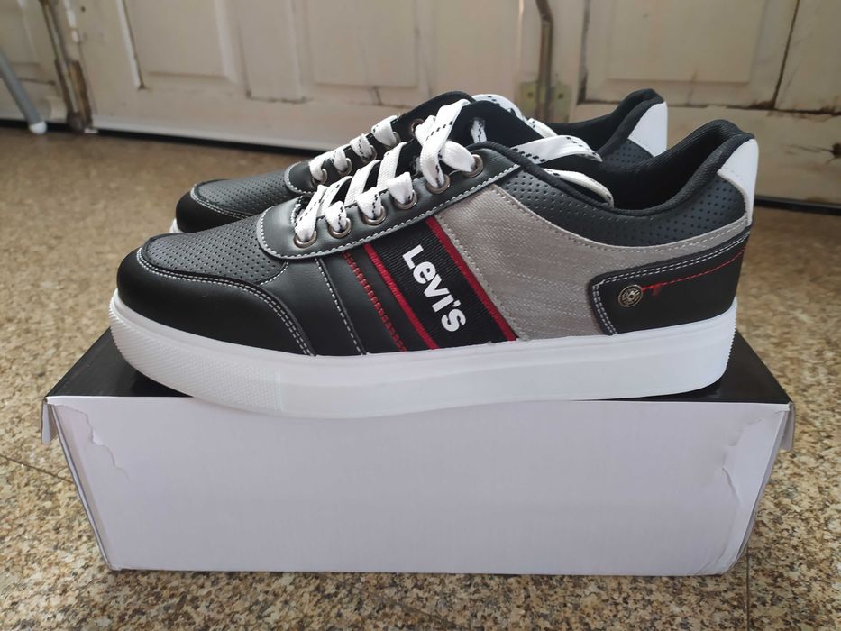 Sapatilhas Levis novas