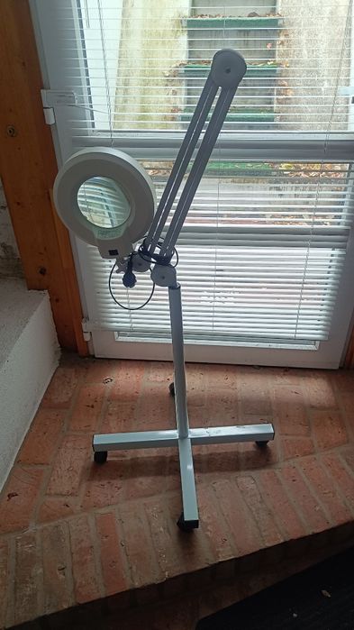 Lampa kosmetyczna stojąca z lupą