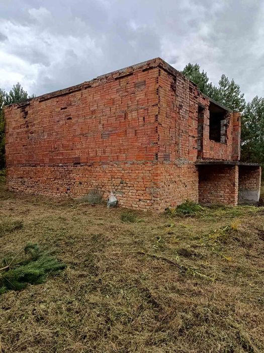 Дачна ділянка з недобудовою