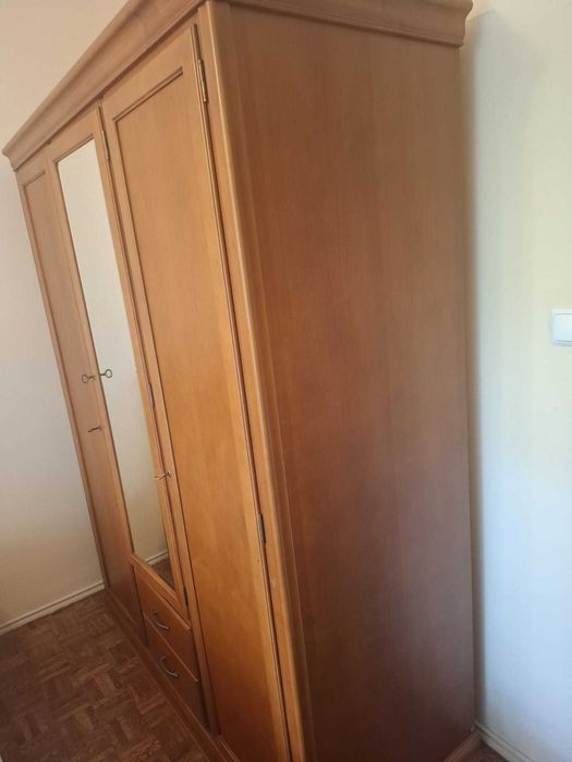 Mobilia de quarto em madeira macica boa qualidade