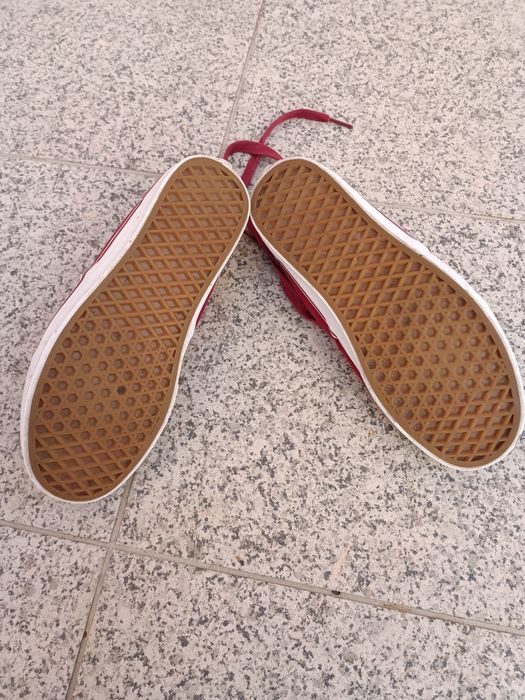 Red Vans – Size 40.564551136142339122
