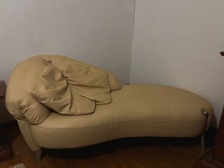 Sofá em pele amarelo claro como novo. Sem marcas de uso.