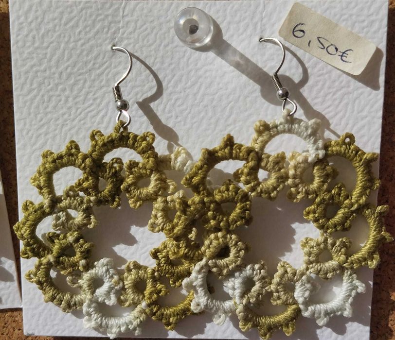 Brincos em frioleiras