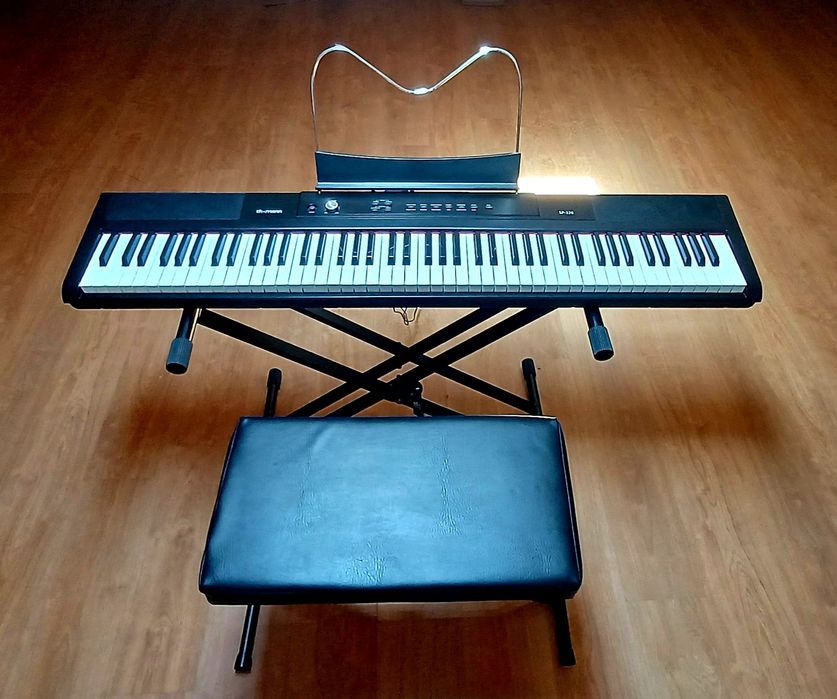 Vendo piano digital Thomann SP-320 de 88 teclas, em bom estado e totalmente funcional.