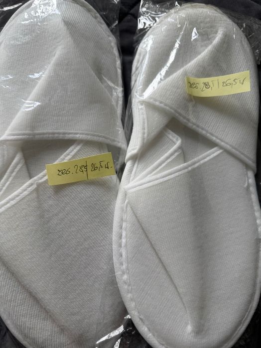 Kapcie 2 pary zakryte białe cieńsze rozmiar uniwersalny