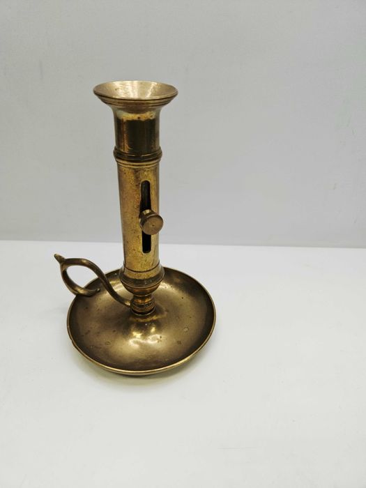 Mosiężny świecznik z regulacją wysokości – styl XIX w.