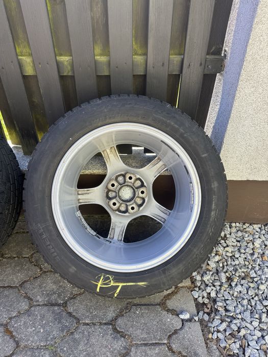 Oryginalne felgi Porshe z oponami zimowymi.
