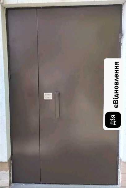 Вхідні двері полуторні в під'їзд металеві з кодовим замком