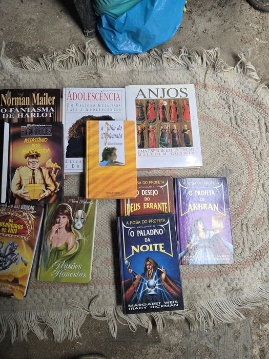 Livros variados de diferentes estilos