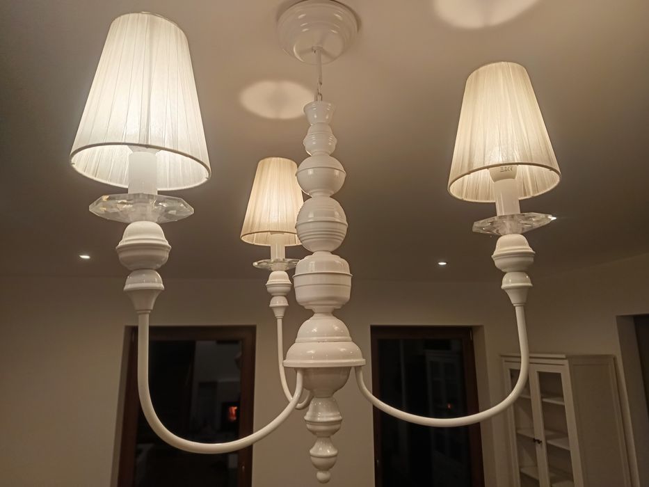 Biały żyrandol z 3 abażurami