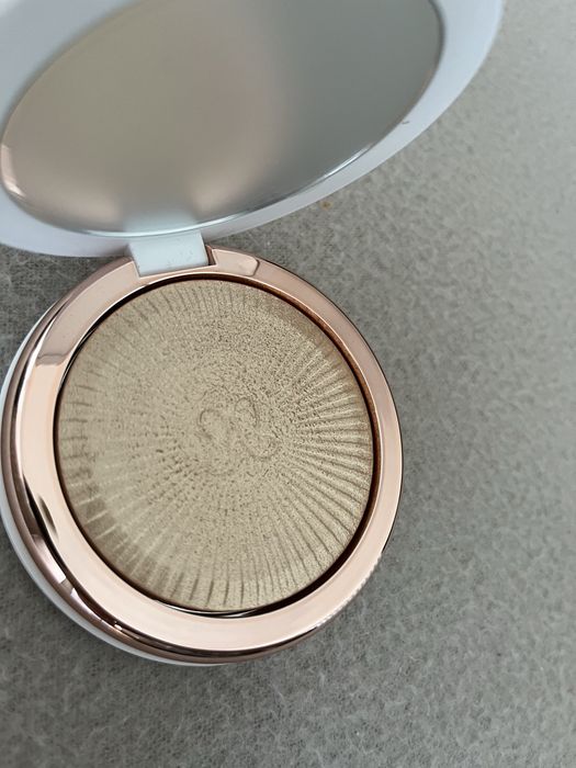 Anastasia beverly hills rozswietlacz