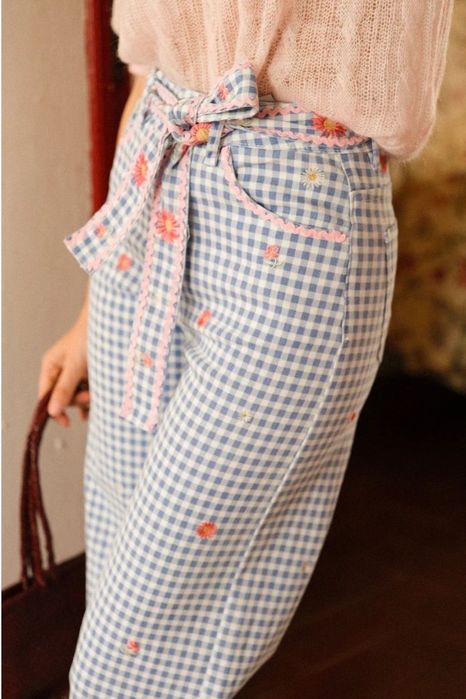 Calças bordadas e vichy