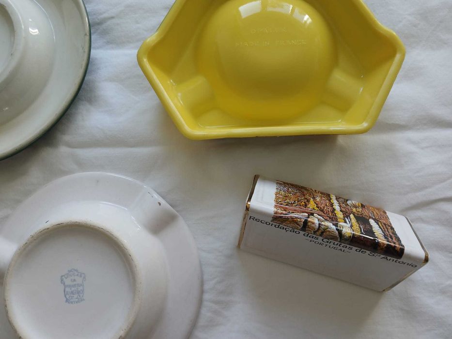 8 cinzeiros antigos e 1 paliteiro, a partir de