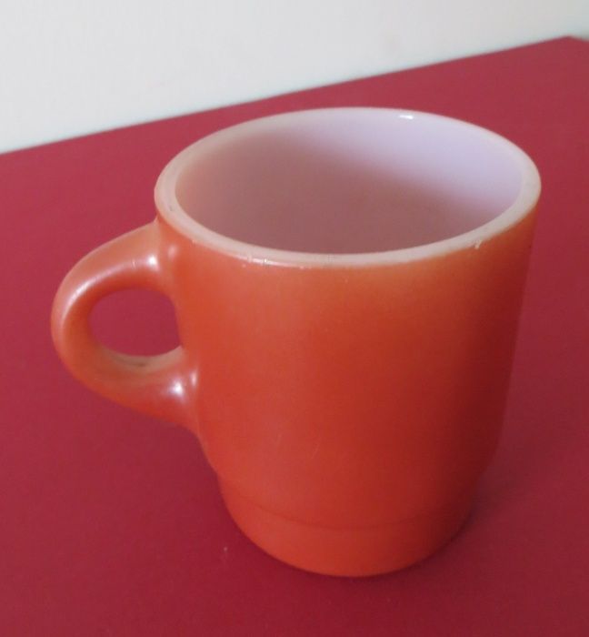 Caneca leite, em vidro opaco Clara de Ovo, cor-de-laranja