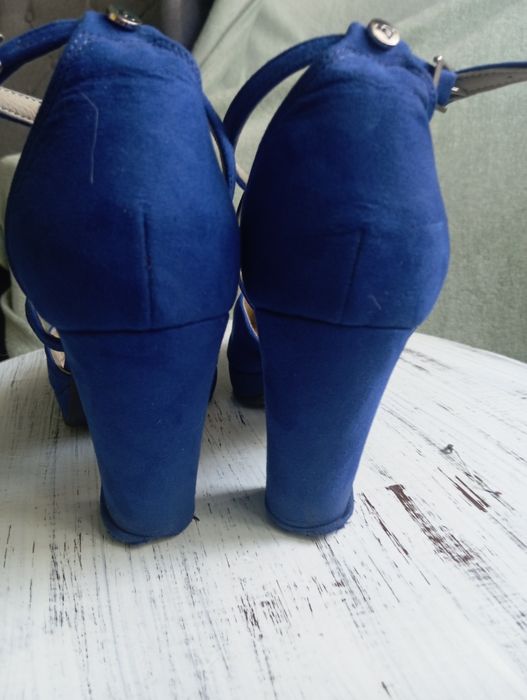 Zamszowe niebieskie buty damskie