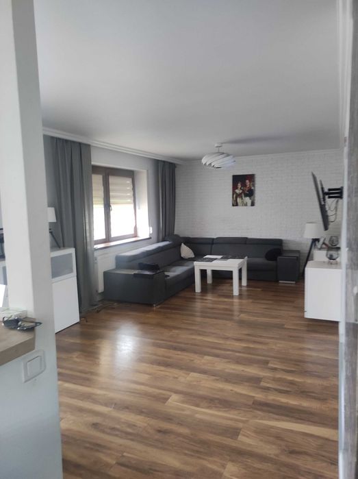 Przestronny dom do wynajęcia w spokojnej okolicy - komfort i spokój.