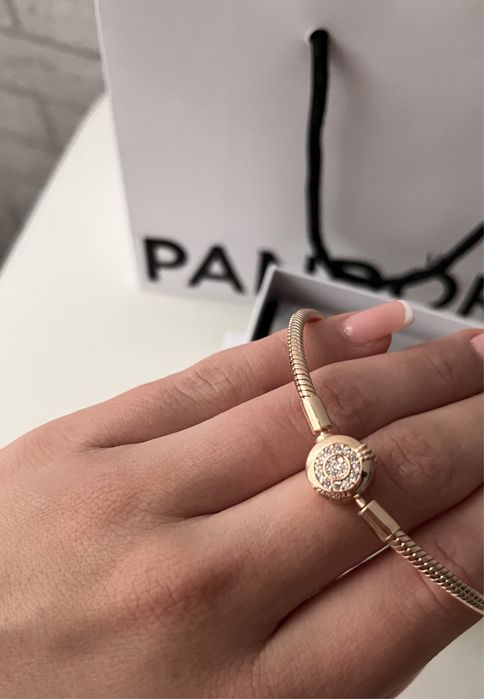 Bransoletka wężykowa Pandora Moments z O w koronie