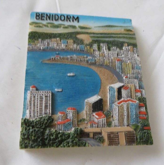 Antiguidades Quadro Benidorme em relevo c/ tripé 10 X 5 cm - Novo