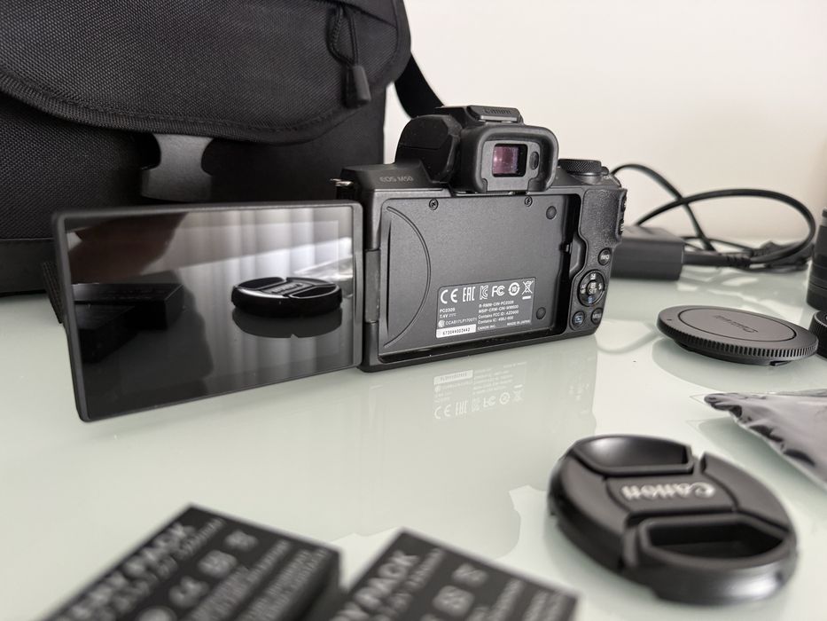 Canon EOS M50 + 2 Objetivas + 2 Baterias Extra + Mala | Como Nova
