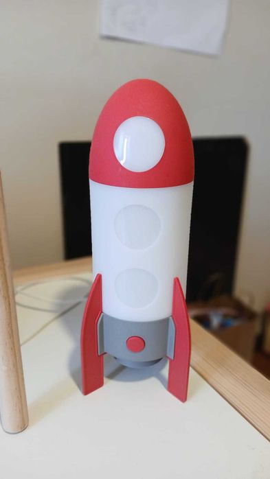 Kit Infantil IKEA FLISAT (Mesa + Cadeira + Expositor Livros + Candeeiro Foguete)