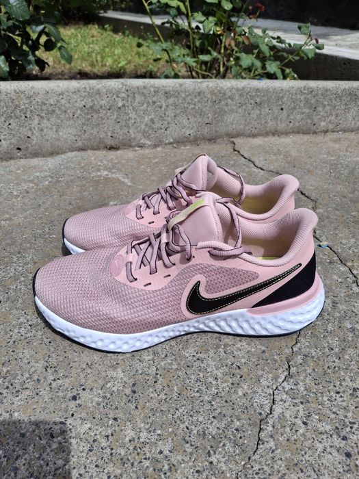 Nike revolution 5