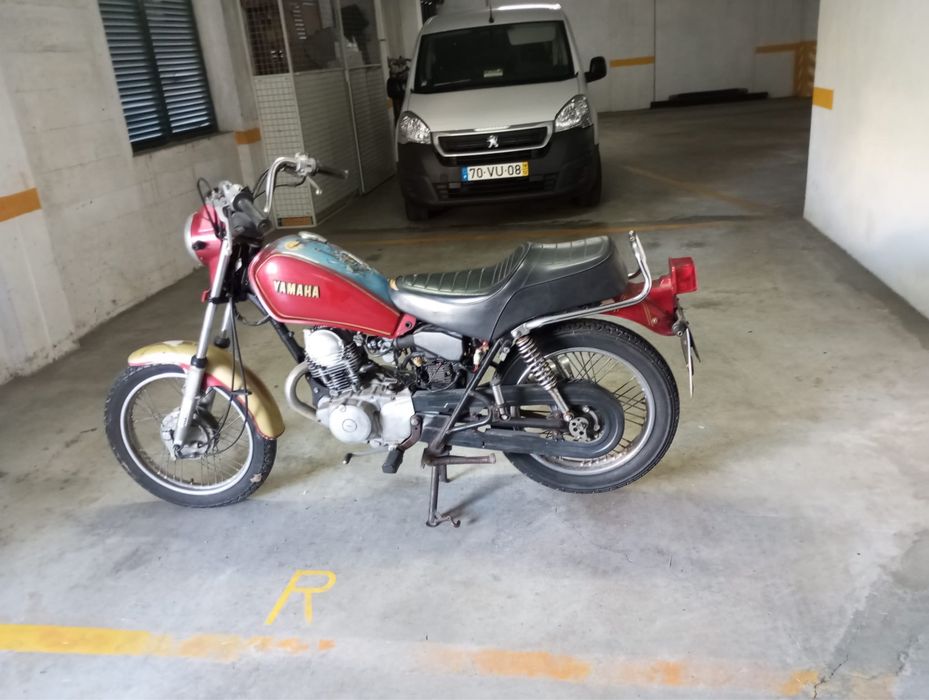 Moto  com documentos