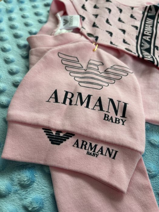 [74] Zestaw Armani baby - pajacyk, rampers z czapką