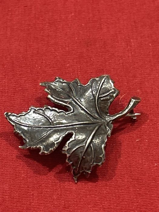 Srebrna broszka liść