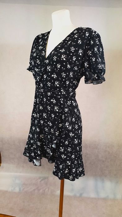 Nowa Piękna Sukienka z falbaną S/M Kopertowy Dekolt Kobieca i Stylowa