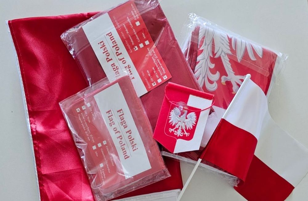 Flaga Polski z atlasu na stojaku