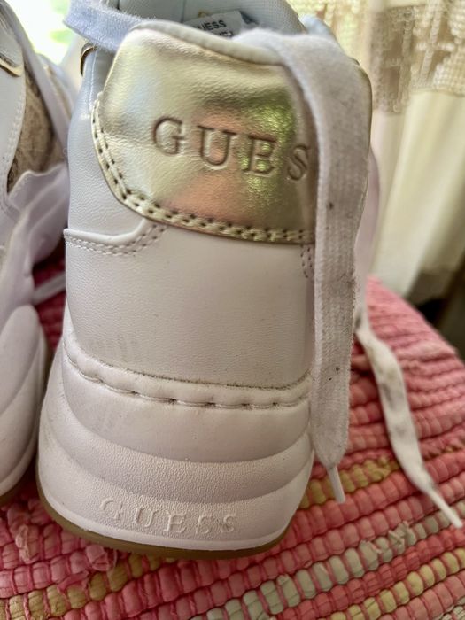 Ténis Guess 39 brancos logo e dourado