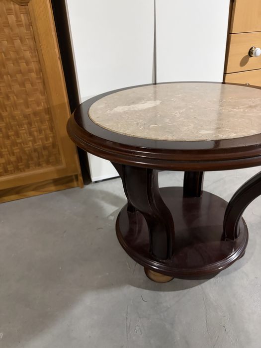 Mesa com tampo de pedra