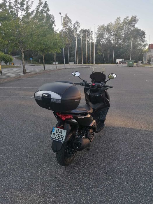 Scooter Zontes 125 M (2023) – Full Extras – Top Case Shad, Quad Lock, Pneus Novos