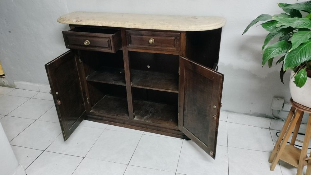 Sapateira de madeira de castanho escuro