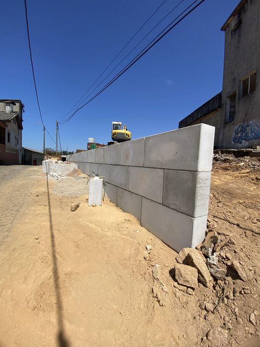 Muros em blocos de betao tipo lego.