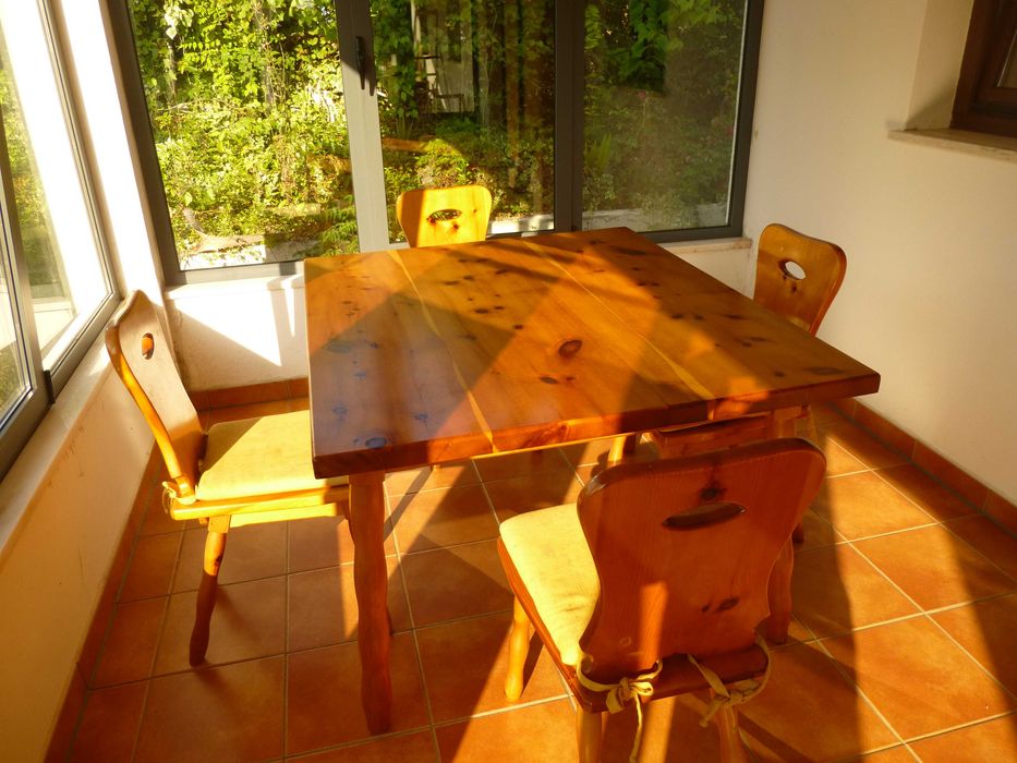 Mesa de jantar com 4 cadeiras em muito bom estado.