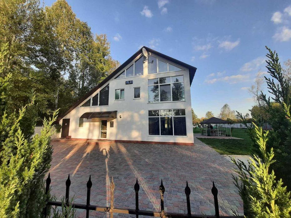 с.Бондарня. Дом 230 кв. Расположен 70 км. от Киева. Генератор.