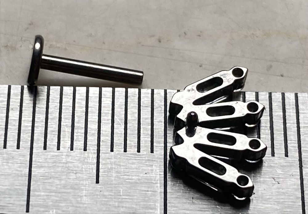 Labret 8 mm piękny kolczyk unisex piercing 16 G tytan