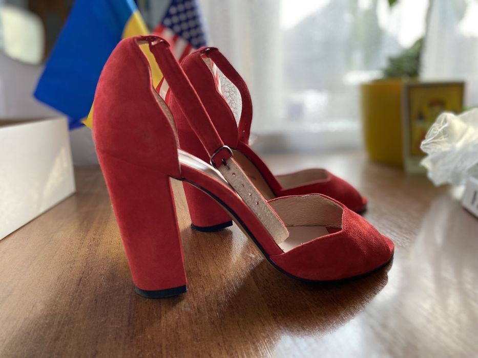 Замшеві босоніжки в чудовому стані. Каблук 10см