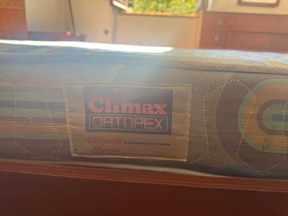 Mobilia de quarto com cama de casal e colchão