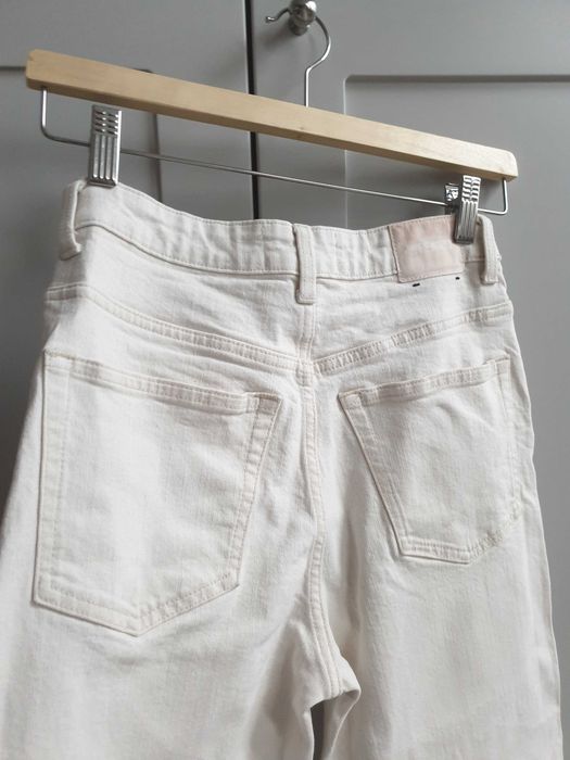 Białe kremowe spodnie dżinsowe jeansy kuloty culotte Weekday 34 26