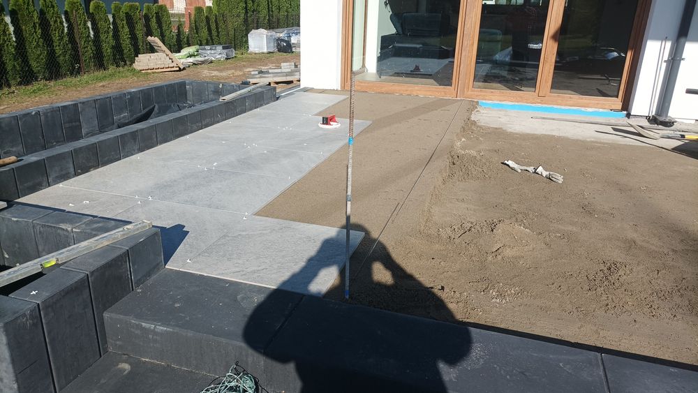 Układanie kostki brukowej i montaż ogrodzeń