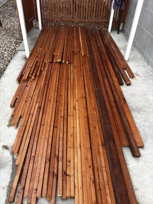 Madeira (casquinha) ripada com proteção de verniz