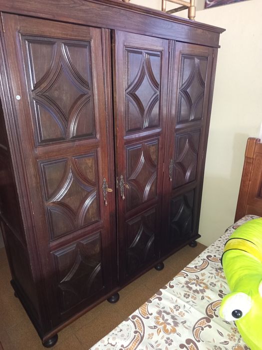 Roupeiro vintage de três portas (possível entrega)