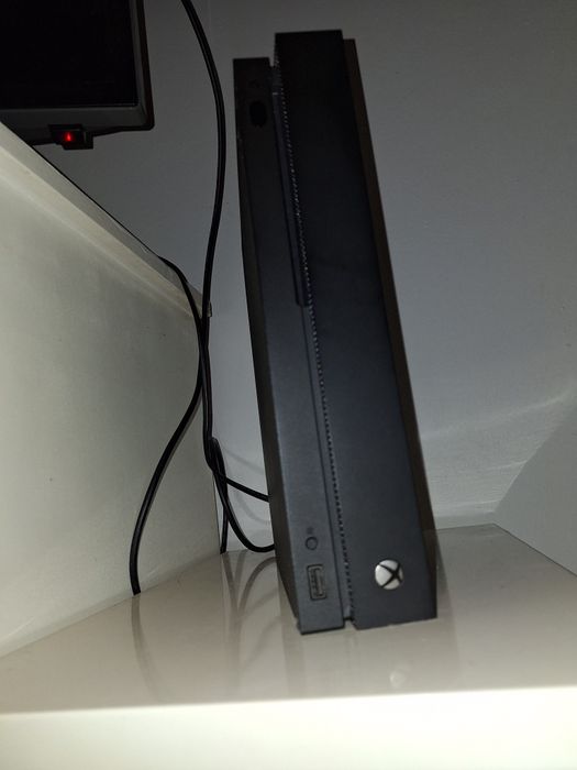 Xbox One X 1TB Sem Caixa