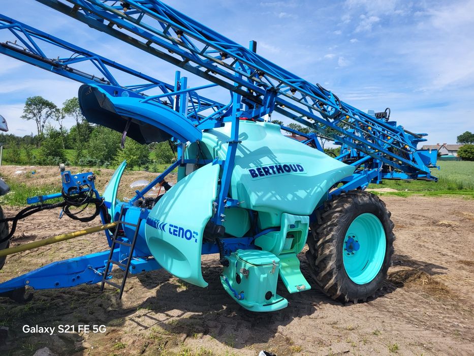 Berthoud opryskiwacz 28m 3000l +800l